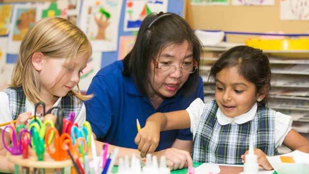 Children learning at the kindergarten Montessori programs.