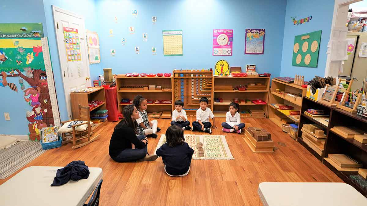 Children learning at the kindergarten Montessori programs.